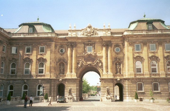 18 Budapest - National Gallery of Arts.jpg - ASCII